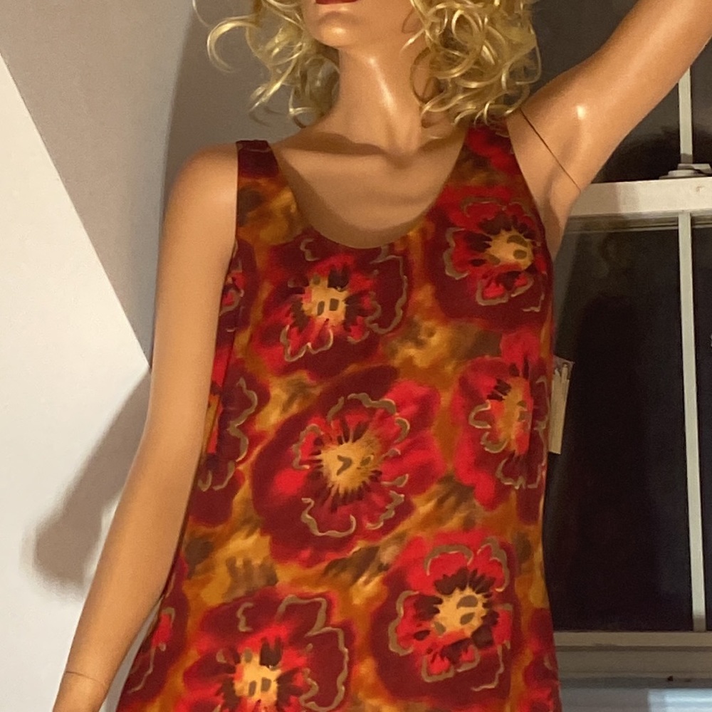 100%  SILK  MAXI DRESS 
AUGUST SILK. FULLY LINED RED FLORAL  Size 10